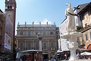 Brunnen der Madonna Verona an der Piazza del Erbe (Foto: MartiN Schmitz)